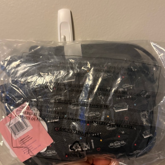 Danielle Nicole Black Friends Central Perk logo crossbody bag NWT - Picture 4 of 4